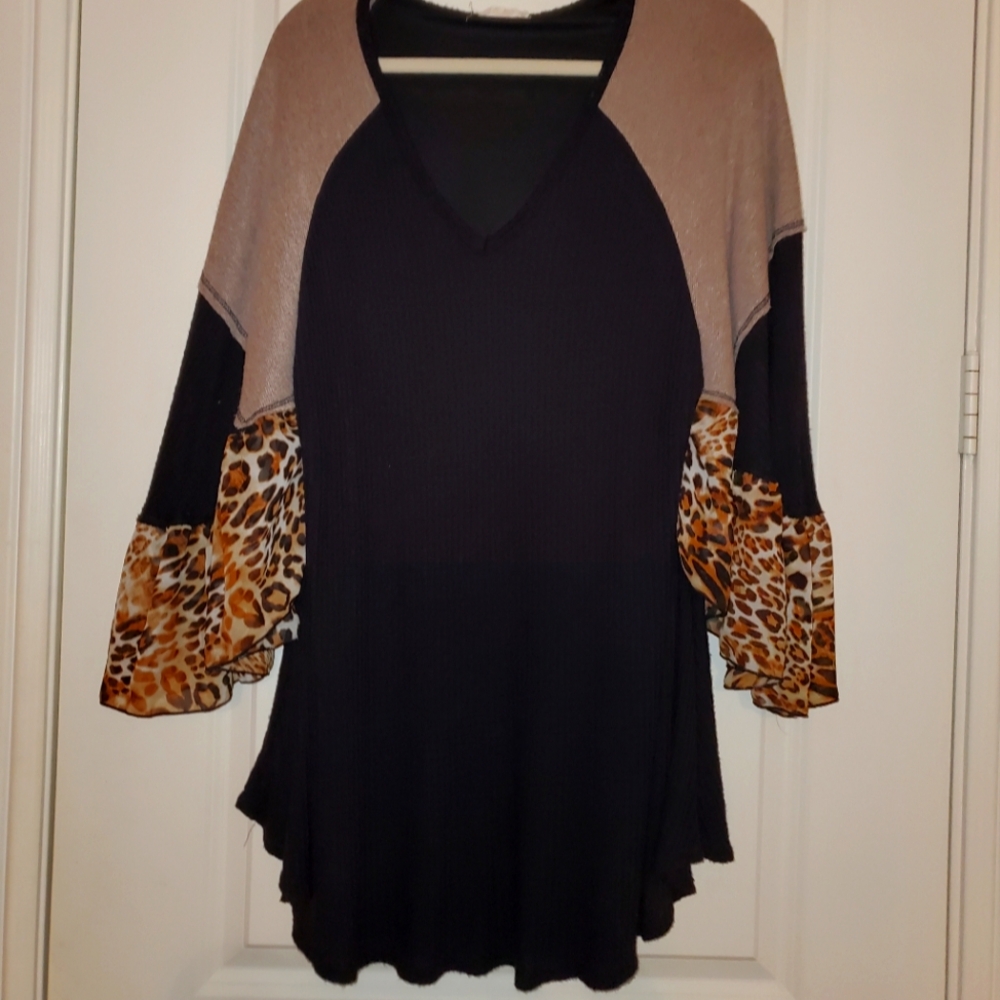 Hummingbird, Oversized S, Black and Tan Tunic with Leopard Print Sleeves